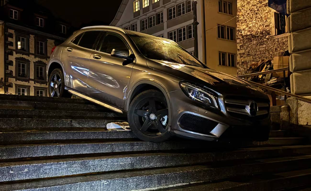 Navigasyon şaşırttı, araç merdivende kaldı