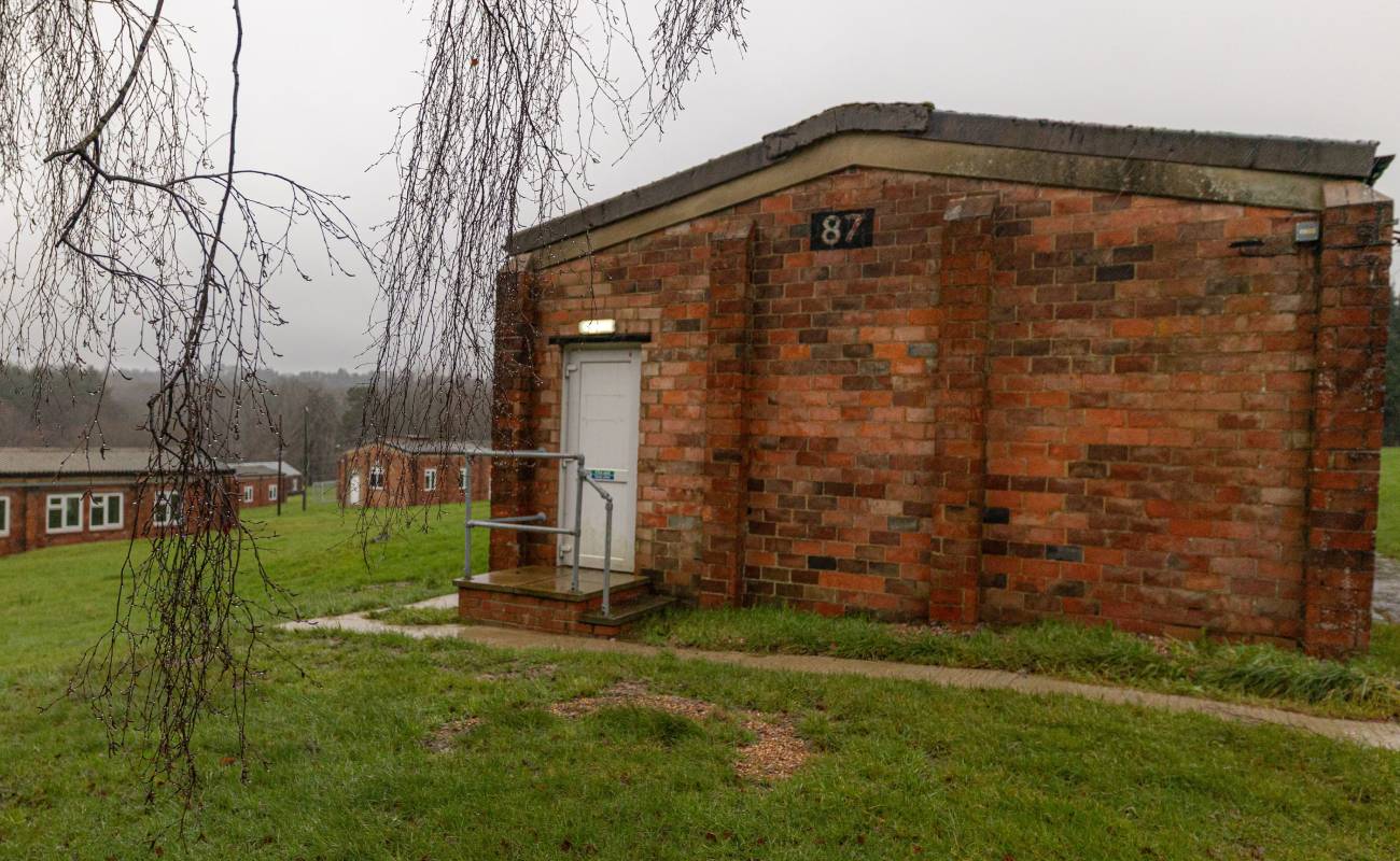 Sığınmacılar otellerden kışlalara taşınıyor