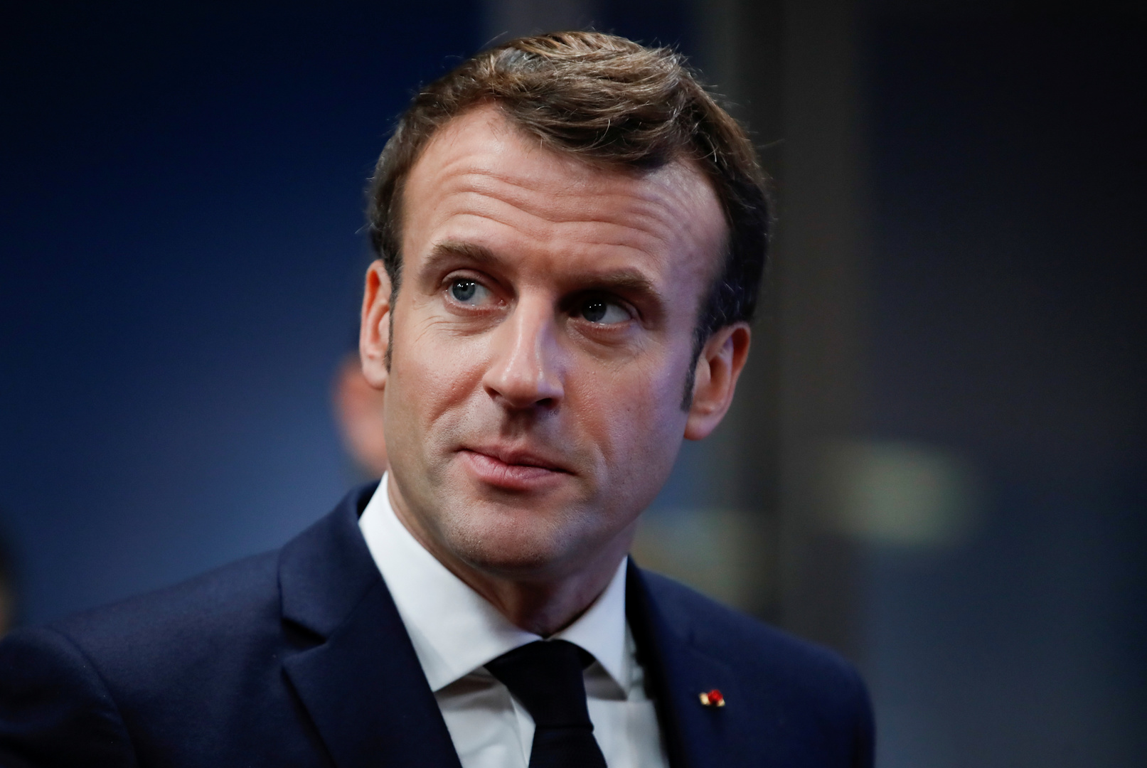 Macron: Maske zorunluluğu geri getirilebilir